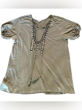 Easel Linen/Cotton Short Sleeved Embroidered Olive Green Women's Tee in Medium